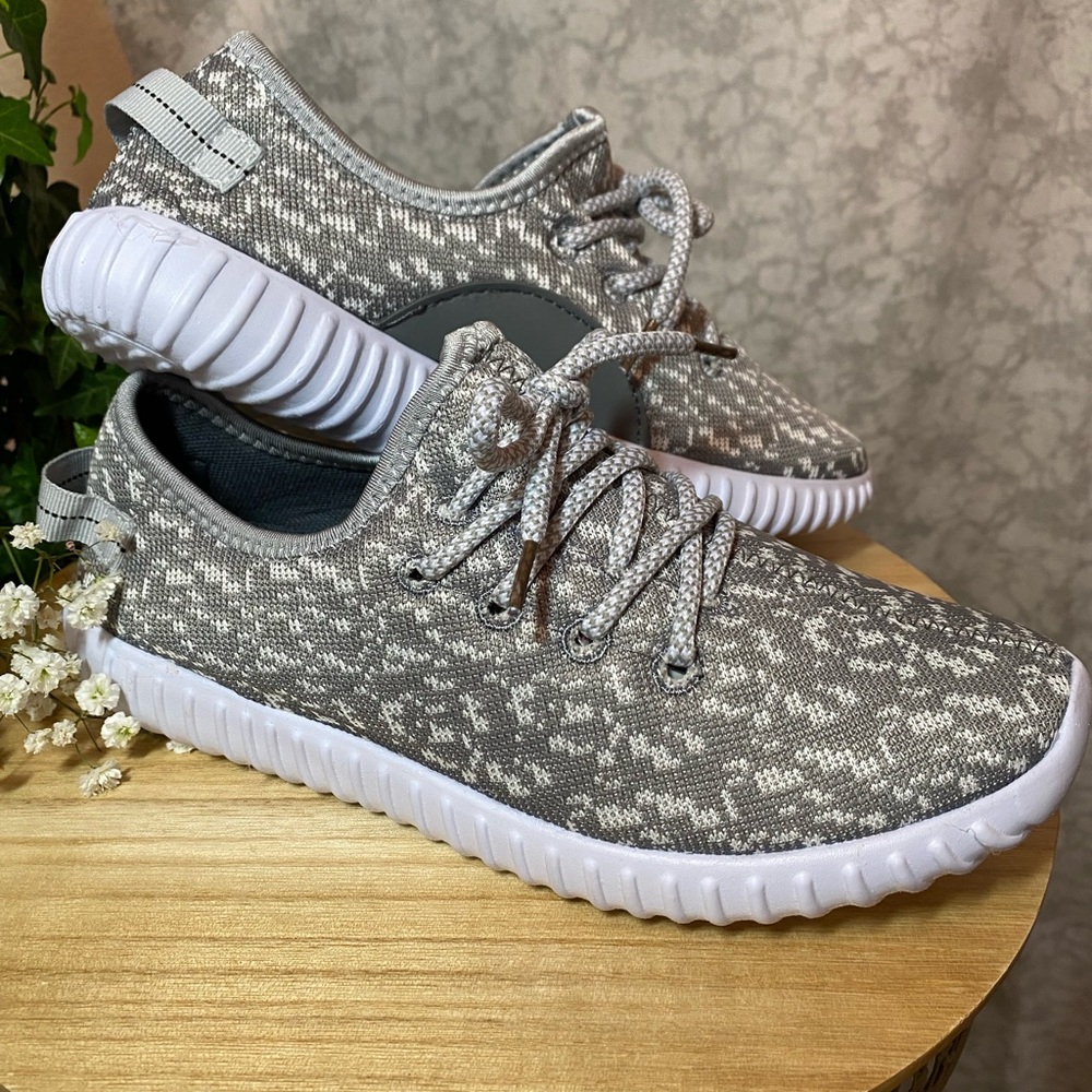 Tennis shoes